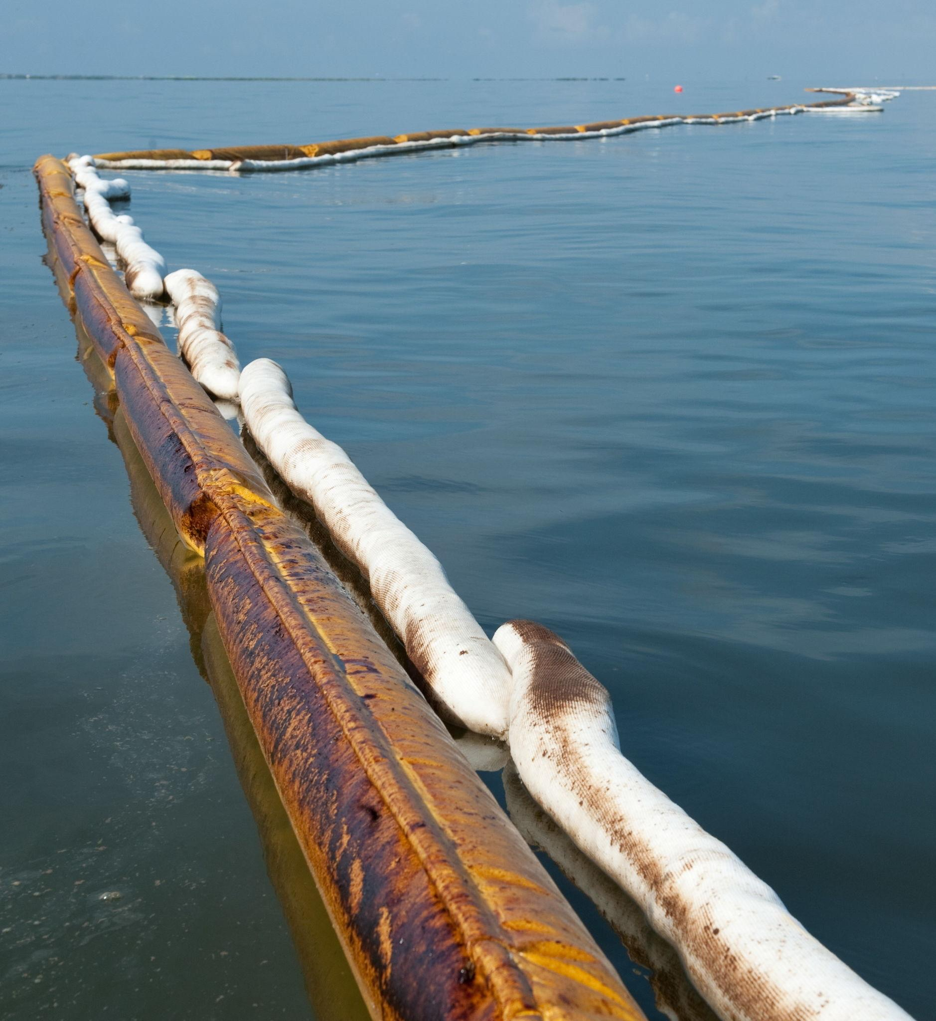 Barrera de contención en mar abierto
